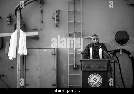 170416-N-AF077-061 BAHRAIN (16. April 2017) Commander John Logan, hielt Navy Kaplan an Bord des Flugzeugträgers USS George H.W. Bush (CVN-77) (GHWB), liest ein Gebet beim Sonnenaufgang Ostern Service auf dem Flugdeck. George h.w. Bush Carrier Strike Group in den USA bereitgestellt wird 5. Flotte Bereich der Maßnahmen zur Erhöhung der Sicherheit im Seeverkehr Operationen, Verbündete und Partner zu beruhigen, und bewahren die Freiheit der Schifffahrt eine den freien Fluss des Handels in der Region. (Foto: U.S. Navy Mass Communication Specialist 1. Klasse Sean Hurt/freigegeben) Stockfoto