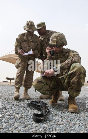 Sgt. Brett Jones, mit dem 300. Sustainment Brigade, fordert in einem Spot-Bericht während der 1. Sustainment Command (Theater) besten Krieger Wettbewerb im Camp Arifjan, Kuwait, 15. April 2017. (US Army Photo by Staff Sgt Dalton Smith) Stockfoto