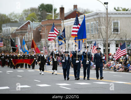 Die Patriot Honor Guard nimmt an einer Parade in Lexington, Massachusetts, während des Patriots’ Day am 17. April Teil, die an die Eröffnungsschlacht der Amerikanischen Revolution im Jahr 1775 erinnert. Stockfoto