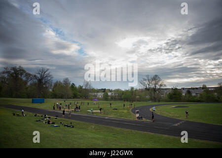 US Air Force Piloten und Soldaten der US-Armee in der Hilda-Challenge im Rahmen des 2017 5. jährlichen SPC Hilda I. Clayton am besten bekämpfen Kamera (COMCAM) Wettbewerbs am Fort George G. Meade, Maryland, 17. April 2017 zu beteiligen. Harris ist im Wettbewerb im 2017 5. jährlichen Best COMCAM Wettbewerb wo Zweierteams während einer einwöchigen Veranstaltung konkurrieren, die ihre körperlichen, geistigen und technische Fähigkeiten testet. Der Wettbewerb ist in Ehren gefallenen Bekämpfung Kamera Soldat SPC Hilda I. Clayton, der ihr Leben 2. Juli 2013 als Teil der Operation Enduring Freedom in Afghanistan gab ansässig.  (US Air Force Stockfoto