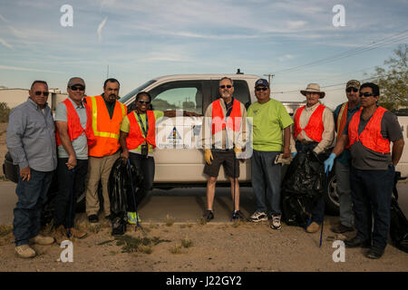 Freiwillige aus der Marine Corps Air Station Yuma Environmental Department beteiligte sich an der am Straßenrand Bereinigung des Palo Verde Street, Montag, 17. April 2017 als Teil ihrer Earth Week Events. MCAS Yuma angenommen diese Straße vor 17 Jahren, und hat dazu beigetragen, es zu halten es jedes Jahr zu reinigen. (U.S. Marine Corps Foto von Lance Cpl. Isaac D. Martinez/freigegeben) Stockfoto