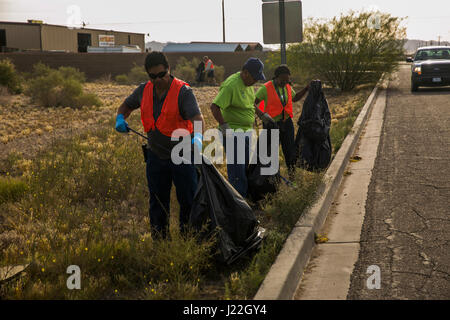 Freiwillige aus der Marine Corps Air Station Yuma Environmental Department beteiligte sich an der am Straßenrand Bereinigung des Palo Verde Street, Montag, 17. April 2017 als Teil ihrer Earth Week Events. MCAS Yuma angenommen diese Straße vor 17 Jahren, und hat dazu beigetragen, es zu halten es jedes Jahr zu reinigen. (U.S. Marine Corps Foto von Lance Cpl. Isaac D. Martinez/freigegeben) Stockfoto