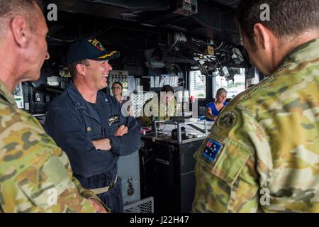 170417-N-TU910-335 PORT MORESBY, Papua New Guinea (17. April 2017) CMdR Bradley Coletti, Kommandierender Offizier der das amphibische dock Landungsschiff USS Comstock (LSD-45), mit Mitgliedern der Royal Australian Navy bei einem Rundgang durch das Schiff pilot-Haus im Rahmen der Zusammenarbeit Theaterengagement Sicherheit. Comstock, mit der eingeschifften 11. Marine Expeditionary Unit (11. MEL), befindet sich in Port Moresby Aktivitäten durchzuführen und Ausbildung, die U.S.-Papua-Neu-Guinea Beziehungen verbessern wird, wie die zwei Nationen für einen stabilen und prosperierenden Region Asien-Pazifik gemeinsam. (U.S. Navy Photo von Massenkommunikation Stockfoto