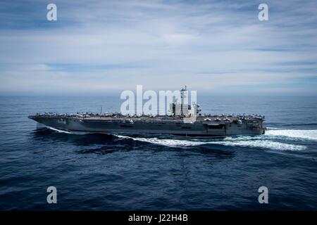 170417-VN584-724-Pazifik (17. April 2017) – Transite der Flugzeugträger USS Theodore Roosevelt (CVN-71) den Pazifischen Ozean. Theodore Roosevelt führt im Gange des Schiffes eine maßgeschneiderte Ausbildung Verfügbarkeit vor der Küste von Kalifornien. (Foto: U.S. Navy Masse Kommunikation Spezialist Seemann Alex Corona/freigegeben) Stockfoto