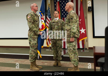 US Armee Reserve Command Sergeant Major Ted L. Copeland, links, akzeptiert die Farben von Generalleutnant Charles D. Luckey, Chef, Armee-Reserve und die US Army Reserve Command Kommandierender general, bei einem Wechsel der Verantwortung Zeremonie in der US Army Forces Command und US Army Reserve Command headquarters, 18. April 2017, in Fort Bragg, NC. Copeland übernimmt der US Army Reserve eingetragenen Spitzenposition nach Verbüßung der Befehl Sergeant-Major der 79. Sustainment Support Command in Los Alamitos, Kalifornien (US Armee-Foto von Timothy L. Hale/freigegeben) Stockfoto