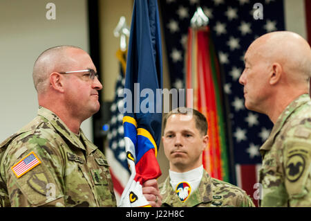 US Armee Reserve Command Sergeant Major Ted L. Copeland, links, akzeptiert die Farben von Generalleutnant Charles D. Luckey, Chef, Armee-Reserve und die US Army Reserve Command Kommandierender general, bei einem Wechsel der Verantwortung Zeremonie in der US Army Forces Command und US Army Reserve Command headquarters, 18. April 2017, in Fort Bragg, NC. Copeland übernimmt der US Army Reserve eingetragenen Spitzenposition nach Verbüßung der Befehl Sergeant-Major der 79. Sustainment Support Command in Los Alamitos, Kalifornien (US Armee-Foto von Timothy L. Hale/freigegeben) Stockfoto