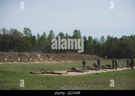 US Air Force Piloten und US-Soldaten Dokument der M4-Stress schiesst Veranstaltung Teil des 2017 5. jährlichen Spc. Hilda I. Clayton beste Kampf Kamera (COMCAM) Wettbewerb Fort A.P. Hill, VA., 18. April 2017. Service-Mitglieder konkurrieren im 2017 5. jährlichen Best COMCAM Wettbewerb wo Zweierteams während einer einwöchigen Veranstaltung konkurrieren, die ihre körperlichen, geistigen und technische Fähigkeiten testet. Der Wettbewerb ist in Ehren gefallenen Bekämpfung Kamera Soldat SPC Hilda I. Clayton, der ihr Leben 2. Juli 2013 als Teil der Operation Enduring Freedom in Afghanistan gab ansässig.  (US Air Force Stockfoto