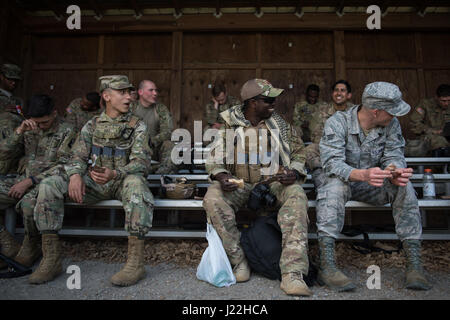 US Air Force Piloten und US-Soldaten während des zweiten Tages des 2017 5. jährlichen SPC Hilda I. Clayton am besten bekämpfen Kamera (COMCAM) Wettbewerbs am Fort A.P. Hill, VA., 18. April 2017 zu entspannen. Service-Mitglieder konkurrieren im 2017 5. jährlichen Best COMCAM Wettbewerb wo Zweierteams während einer einwöchigen Veranstaltung konkurrieren, die ihre körperlichen, geistigen und technische Fähigkeiten testet.  Der Wettbewerb ist in Ehren gefallenen Bekämpfung Kamera Soldat SPC Hilda I. Clayton, der ihr Leben 2. Juli 2013 als Teil der Operation Enduring Freedom in Afghanistan gab ansässig.  (US Air Force Foto von Mitarbeitern Stockfoto