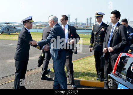 170418-N-XN177-245 YOKOSUKA, Japan (19. April 2017) Capt Jeffrey Kim, Befehlshaber Flotte Aktivitäten Yokosuka befehlshabender Offizier, schüttelt Hände mit Vizepräsident Mike Pence bei seiner Ankunft auf die Installation. Pence Besuch in Yokosuka Mittwoch ist Teil einer offiziellen Reise in die Asien-Pazifik-Region verstärken die USA uneingeschränktes Bekenntnis zu seiner Sicherheitsbündnisse. Während der Vizepräsident besuchen Sie sprach er mit militärischen Führer und später mit Matrosen an Bord der USS Ronald Reagan (CVN-76). Flotte Aktivitäten (FLEACT) Yokosuka bietet, unterhält und betreibt Basis Einrichtungen und Dienste in Stockfoto