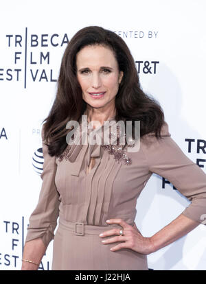 New York, Vereinigte Staaten von Amerika. 22. April 2017. Schauspielerin Andie MacDowell besucht uns Narrative Competition: nach "Liebe" Premiere während der 2017 Tribeca Film Festival am SVA Theater, Manhattan Credit: Sam Aronov/Pacific Press/Alamy Live News Stockfoto