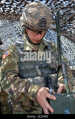 Ein Infanteriker übt Funkkommunikation während des Expert Infantryman Badge Trainings in Schofield Barracks, Hawaii, als Teil der EIB-Qualifikation für Soldaten aus. Stockfoto