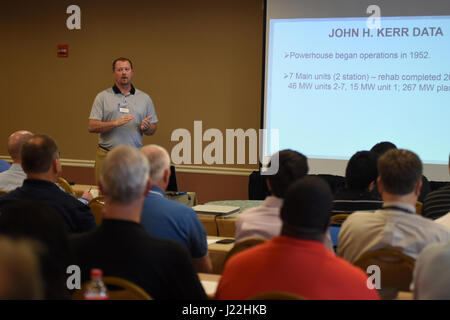 Tyler Carter, John H. Kerr Dam Powerhouse in Venice, VA., spricht über einen Generator Bucht Stock Ersatz Projekt anlässlich der 40. jährlichen gemeinsamen Wasserkraft Konferenz 19. April 2017 in Nashville Tennessee (USACE Foto von Leon Roberts) Stockfoto