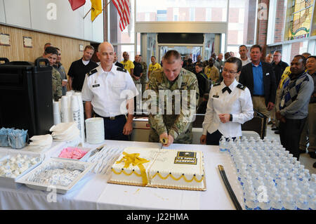 Generalmajor Troy D. Kok, Kommandierender general der US Army Reserve 99. regionale Unterstützung Befehl, schneidet den Kuchen an die US Army War College als Teil einer Prep Rally und 109. Armeereserve Geburtstagsfeier April 19.  Kok nutzte die Zeit, mit den eingehenden und ausgehenden Klassen des Oberstleutnants und Obristen zu sprechen. Stockfoto