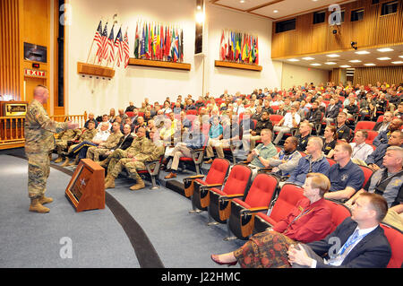 Generalmajor Troy D. Kok, Kommandierender general der US Army Reserve 99. regionale Unterstützung Befehl, Adressen-Mitarbeiter und Studenten, die als Teil einer Prep Rally und 109. Armeereserve Geburtstagsfeier 19 April an die US Army War College.  Kok nutzte die Zeit, mit den eingehenden und ausgehenden Klassen des Oberstleutnants und Obristen zu sprechen. Stockfoto