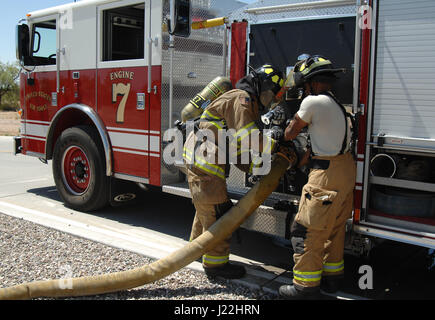 Flieger der 355th Civil Engineering Squadron führen am 19. April 2017 auf der Davis-Monthan Air Force Base, Arizona, ein Feuerwehrtraining mit einem Feuerwehrauto durch. Stockfoto