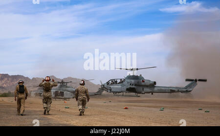 Die Marines führen ein Angriffsunterstützungstraining in der Chocolate Mountain Aerial Gunnery Range, Kalifornien, durch, bei dem AH-1Z Viper Operations im Rahmen des Weapons and Tactics Instructor Course 2-17 durchgeführt wird, um die Flugbereitschaft und die Instruktorzertifizierung zu verbessern. Stockfoto