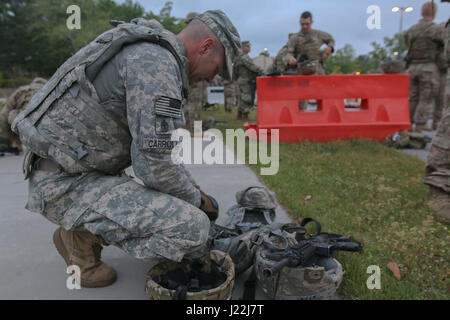 Ersten Sgt. James Carroll der 82nd Airborne Division bereitet seine Ausrüstung für ein körperliches Training Event in Fort Bragg, N.C., 20. April 2017. Die Fortbildungsveranstaltung, bestehend aus Team Wurf trägt, kann Wasser trägt und ein Stress-Shooting war eine Gelegenheit für die ersten Sergeants erhöhen Kampfbereitschaft, einzigartige Ausbildung und Kameradschaft mit anderen Führungskräften über die Division zu bauen. (Foto: U.S. Army Spc. L'Erin Wynn) Stockfoto