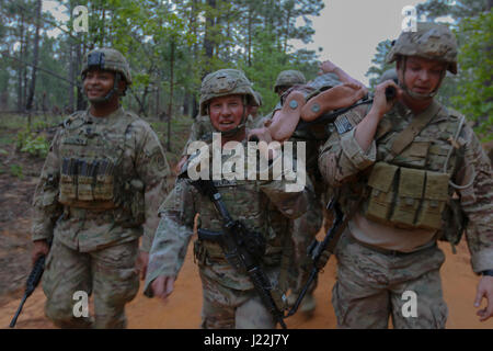 Während ein körperliches Training Event in Fort Bragg, N.C., 20. April 2017 tragen First Sergeants der 82nd Airborne Division Wurf. Die Fortbildungsveranstaltung, bestehend aus Team Wurf trägt, kann Wasser trägt und ein Stress-Shooting war eine Gelegenheit für die ersten Sergeants erhöhen Kampfbereitschaft, einzigartige Ausbildung und Kameradschaft mit anderen Führungskräften über die Division zu bauen.  (Foto: U.S. Army Spc. L'Erin Wynn) Stockfoto