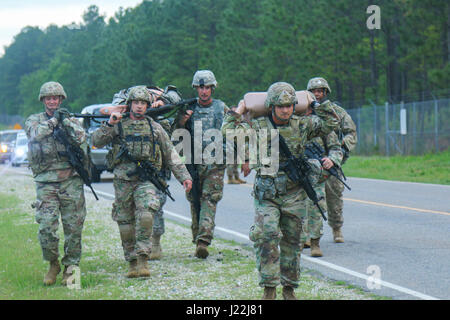 First Sergeants der 82nd Airborne Division kommen an der "All American" enduring Bereich tragen einen improvisierte Unfall Wurf und Wasser kann, während ein körperliches Training Event in Fort Bragg, N.C., 20. April 2017. Die Fortbildungsveranstaltung, bestehend aus Team Wurf trägt Wasser können trägt und ein Stress zu schießen, war eine Gelegenheit für die ersten Sergeants erhöhen Kampfbereitschaft, einzigartige Ausbildung und Kameradschaft mit anderen Führungskräften über die Abteilung bauen. (Foto: U.S. Army Spc. L'Erin Wynn) Stockfoto