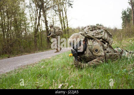 SPC. Jacob Rath, ein Bewohner von Enid, Oklahoma und ein Soldat mit der 45. Infanterie Brigade Combat Team bereitgestellt für die Ukraine, bietet Sicherheit für die Mitglieder seiner Mannschaft, während sie eine Straße während einer situativen Übung während der 7. Armee Traning Befehl Unteroffizier Academy Leader Grundkurs am Yavoriv Combat Training Center auf der internationalen Friedenssicherung und Security Center überqueren , in der Nähe von Yavoriv, Ukraine, am 20. April. (Foto von Sgt. Anthony Jones, 45. Infanterie Brigade Combat Team) Stockfoto