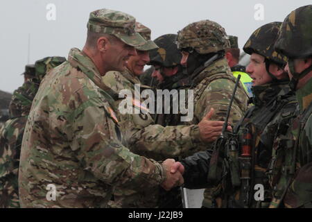 US-Generalmajor John Gronski, stellvertretender Kommandierender general für die Army National Guard und US Major General Benjamin Corell, stellvertretender Kommandeur der NATO multinationale Division Süd-Ost, Bukarest, Rumänien, amerikanischen und rumänischen Soldaten zu begrüßen, wenn sie ein scharfer Munition Übung am Smardan Übungsgelände am 20. April 2017 erreichen. Die Übung präsentiert den Zusammenhalt der amerikanischen und rumänischen Truppen während der Operation Atlantic zu beheben, eine NATO-Mission, an denen die USA und ihre europäischen Verbündeten und Partner in einer gemeinsamen Anstrengung zur Stärkung der Bande der Freundschaft und Aggression in Europa zu verhindern. (Foto: Armee P Stockfoto