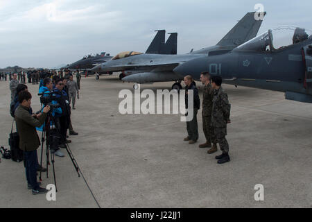 US Marine Corps Capt Kelsey Casey, ein AV-8 b Harrier-Pilot mit Marine Attack Squadron (VMA) 311, wird von den Mitgliedern der Medien während der Übung MAX THUNDER 17 Medientag am Kunsan Air Base, Republik Korea, 20. April 2017 interviewt. Lokale und nationale Medien erhielten die Möglichkeit, das Flugzeug, die Teilnahme an Max Thunder aus nächster Nähe ansehen und Interviews mit Fachexperten aus der Bewegung und das Flugzeug zu bekommen. Max Thunder dient als Chance für die USA und ROK zusammengetan, um gemeinsam zu trainieren und taktisches Geschick für die Verteidigung der asiatisch-pazifischen Raum zu schärfen. Es ist eine jährliche mili Stockfoto