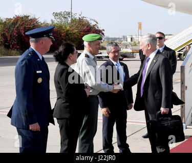 US-Verteidigungsminister Jim Mattis angekommen Israels Ben Gurion Airport, 20. April 2017, für einen zweitägigen Besuch wo er obersten israelischen Regierungsbeamten gerecht wird.  Sekretärin Mattis wurde von IDF MG Michael Edelstein, US-Botschaft Chargé d ' affaires Leslie Tsou und US Botschaft Deffense Attache General Rupp Photo Credit begrüßt: Matty Stern/U.S. Botschaft Tel Aviv Stockfoto