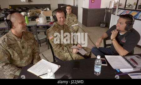 KAISERSLAUTERN, Deutschland — Sprechen Sie Command Sergeant Major Raymond Brown, links, Major General Steven Ainsworth, Center, Kommando-Team für die Army Reserve 7. Mission Support Command, und in der Luft mit AFN Radiomoderator Sgt. Jose "Dan der Mann" Ramirez Freitag, 21 April an der Kaiserslautern Military Community Center auf der Ramstein Air Base. Die Veranstaltung am Nachmittag die 109. Armeereserve Geburtstag gefeiert. Stockfoto