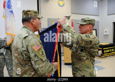 Generalmajor Troy D. Kok, Kommandierender general der US Army Reserve 99. Regional Support Command (rechts) und Command Sergeant Major Al Almeida, 99. RSC Befehl Sergeant-Major, anbringen den Armee Superior Einheit Award-Streamer auf die 99. RSC-Farben während einer Zeremonie am 21 April in der Kommandozentrale auf gemeinsamer Basis McGuire-Dix-Lakehurst, New Jersey. 99. RSC erhielt die Auszeichnung für die Bereitstellung von Hilfe und Unterstützung von Oktober 2012 bis April 2013 Gemeinden in New York City, die durch Hurrikan Sandy zerstört wurden. Stockfoto