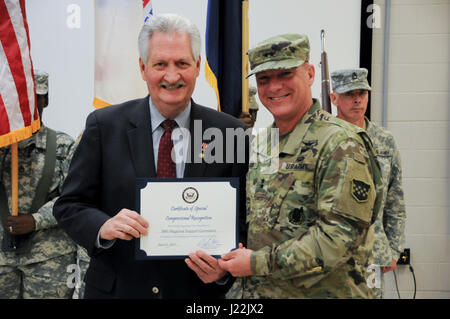 Generalmajor Troy D. Kok, Kommandierender general der US Army Reserve 99. regionale Unterstützung Befehl (rechts), erhält eine besondere Anerkennung des Kongresses von Bob Smyth, Außendienstmitarbeiter für US-Kongressabgeordnete Tom MacArthur während der 99. RSC Armee Superior Einheit Preisverleihung 21 April an die Kommandozentrale auf gemeinsamer Basis McGuire-Dix-Lakehurst, New Jersey. 99. RSC erhielt die Auszeichnung für die Bereitstellung von Hilfe und Unterstützung von Oktober 2012 bis April 2013 Gemeinden in New York City, die durch Hurrikan Sandy zerstört wurden. Stockfoto