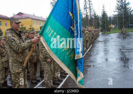 Ukrainische Soldaten des 1. Luftfahrzeugbataillons, 79. Luftangriffbrigade, stehen am 22. April 2017 im Javoriv Combat Training Center in der Nähe von Javoriv, Ukraine, für eine Trainingsrotation unter Aufsicht von ukrainischen CTC-Mitarbeitern und internationalen Mentoren der Joint Multinational Training Group - Ukraine. Stockfoto