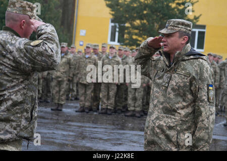 Ukrainische Oberstleutnant Oleksandr Harbar, der Kommandeur der 1. Airmobile Bataillon, 79. Air Assault Brigade, salutiert ukrainischen Oberstleutnant Rozhko, Leiter der Yavoriv GÜZ bei der Eröffnung einer Zeremonie begrüßen Harbar Bataillon in seiner Ausbildung Rotation bei Yavoriv CTC International Peacekeeping und Security Center in der Nähe von Yavoriv, Ukraine, am 22. April.  Die 1. Airmobile Bataillon verbringen mehrere Wochen an der Koordinator wird betreut von ukrainischen CTC-Personal und internationalen Mentoren der multinationalen Trainingsgruppe - Ukraine. (Foto: Sgt. Anthony Jones, 45. Infanterie Stockfoto