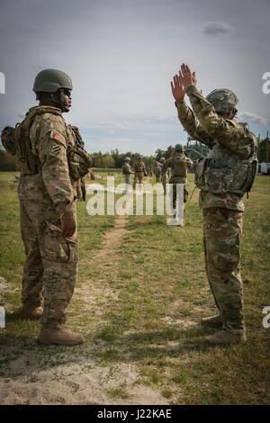 US-Soldaten, 55. Signal Company (Combat Camera), zugewiesen teilnehmen an die M4 Stress Shooting Veranstaltung, während des 2017 5. jährlichen SPC Hilda I. Clayton am besten bekämpfen Kamera (COMCAM)-Wettbewerbs am Fort George G. Meade, Maryland, 18. April 2017. Service-Mitglieder konkurrieren im 2017 5. jährlichen Best COMCAM Wettbewerb wo Zweierteams während einer einwöchigen Veranstaltung konkurrieren, die ihre körperlichen, geistigen und technische Fähigkeiten testet.  Der Wettbewerb ist in Ehren gefallenen Bekämpfung Kamera Soldat SPC Hilda I. Clayton, der ihr Leben 2. Juli 2013 in Afghanistan als Teil der Operation gab ansässig Stockfoto