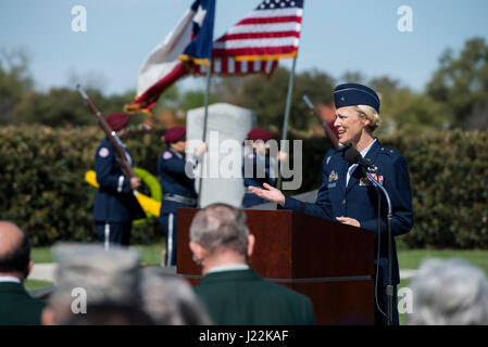 US Air Force Major General Heather Pringle, 502. Air Base Wing und Joint Base San Antonio Commander, spricht im Rahmen einer Feierstunde anlässlich des Jubiläums des ersten Fluges der Army Signal Corps Flugzeuge Nr. 1 2. März 2017, in JBSA-Fort Sam Houston, Texas. Ersten Lt. Benjamin Foulois ist mit Abschluss des ersten militärischen Fluges am 2. März 1910 gutgeschrieben. (Foto: U.S. Air Force Senior Airman Stormy Archer) Stockfoto