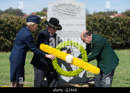 (Links nach rechts) US Air Force Major General Heather Pringle, 502. Air Base Wing und Joint Base San Antonio Commander zurückgezogen Armee Oberst Stewart Wyland und ehemaliger US Air Force Colonel James Humphries legen einen Kranz an einem Denkmal zu Ehren Army Lt. Benjamin Foulois erste Militärflug 2. März 2017. Foulois wurde im Jahre 1910 die erste Person zu einem militärischen Flug aus einer militärischen Anlage in ein volkseigener Flugzeug von einem militärisch ausgebildeten Piloten geflogen. (Foto: U.S. Air Force Senior Airman Stormy Archer) Stockfoto