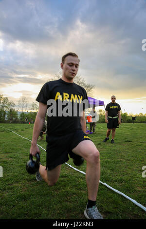 US Army Spc William Lockwood, zugeordnet der 55. Signal Company (Combat Camera), führen Sie 100 Meter Ausfallschritte mit Gewicht, das Teil der Hilda Herausforderung, das Design ist, körperliche Ausdauer während des 2017 5. jährlichen SPC Hilda I. Clayton am besten bekämpfen Kamera (COMCAM)-Wettbewerbs am Fort George G. Meade, Maryland, 17. April 2017 zu testen ist. Lockwood konkurriert im 2017 5. jährlichen Best COMCAM Wettbewerb wo Zweierteams während einer einwöchigen Veranstaltung konkurrieren, die ihre körperlichen, geistigen und technische Fähigkeiten testet. Der Wettbewerb ist in Ehren gefallenen Bekämpfung Kamera Soldat SPC etabliert Stockfoto