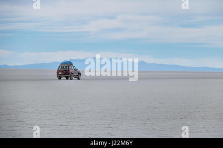 Off-Road-Fahrzeug im Salar de Uyuni Salz flach - Abteilung Potosi, Bolivien Stockfoto