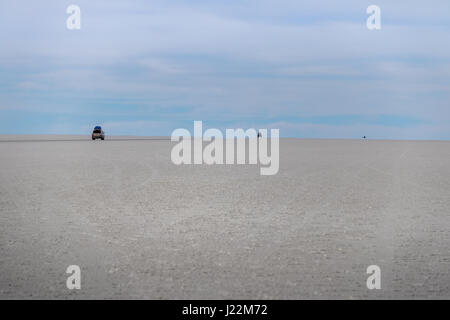 Autos verschwinden in Horizont im Salar de Uyuni Salz flach - Abteilung Potosi, Bolivien Stockfoto