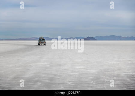 Off-Road-Fahrzeug im Salar de Uyuni Salz flach - Abteilung Potosi, Bolivien Stockfoto