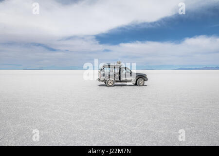 Off-Road-Fahrzeug im Salar de Uyuni Salz flach - Abteilung Potosi, Bolivien Stockfoto