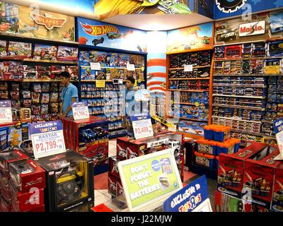 QUEZON CITY, Philippinen - 23. April 2017: Eine Vielzahl von Spielzeug auf dem Display bei Toys R Us in der Robinson Galleria in Quezon City. Stockfoto