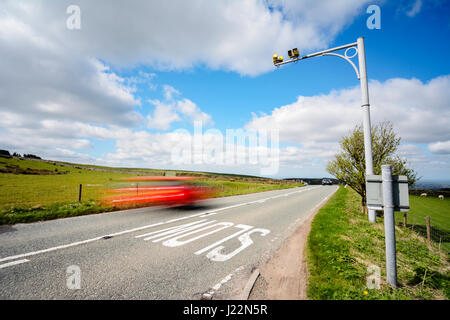 Durchschnittliche Geschwindigkeit Kamera auf die A527 Macclesfield, Buxton Straße durch die Pennines im Peak District National Park. Stockfoto