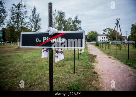 Gasse mit einem Zeichen der Vertriebenen Dörfer in Chernobyl Stadt, Chernobyl Nuclear Power Plant Zone der Entfremdung um Reaktorkatastrophe, Ukraine Stockfoto