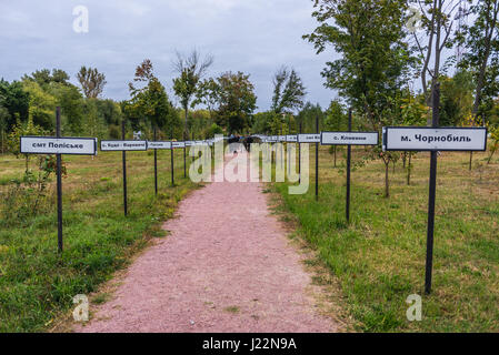 Gasse mit einem Zeichen der Vertriebenen Dörfer in Chernobyl Stadt, Chernobyl Nuclear Power Plant Zone der Entfremdung um Reaktorkatastrophe, Ukraine Stockfoto