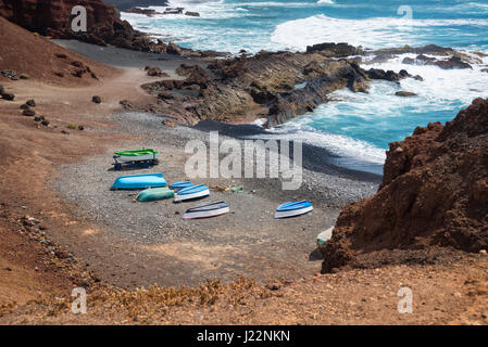 Bunte Boote am Strand von Lanzarote, Kanarische Inseln, Spanien Stockfoto