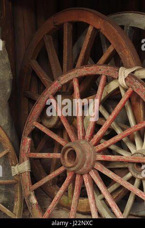 Sammlung von antiken rustikalen Bauernhof Wagenräder Stockfoto