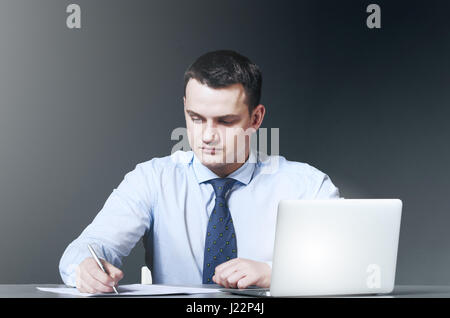 Business-Mann mit laptop Stockfoto