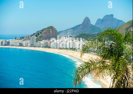 Malerische Landschaftsblick auf die geschwungene Sichel des Copacabana Strand an einem sonnigen Tag in Rio De Janeiro, Brasilien Stockfoto