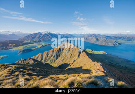 Blick auf Berge und See, Roys Peak, Lake Wanaka, Südalpen, Otago Region und Southland, Neuseeland Stockfoto