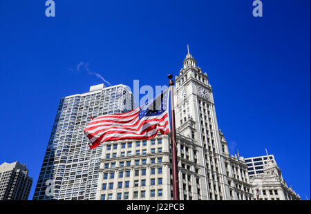 Amerikanische Flagge vor Wrigley Building, Chicago, Illinois, USA Stockfoto